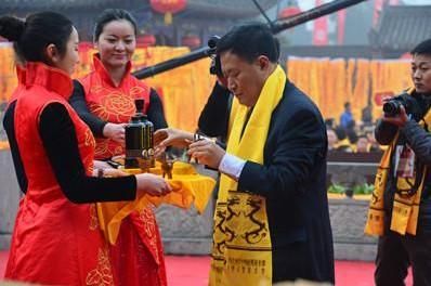 ‘米乐M6’钟镇涛晒幼女萌照 对镜臭美似小公主(图)(图2) m6最新官网