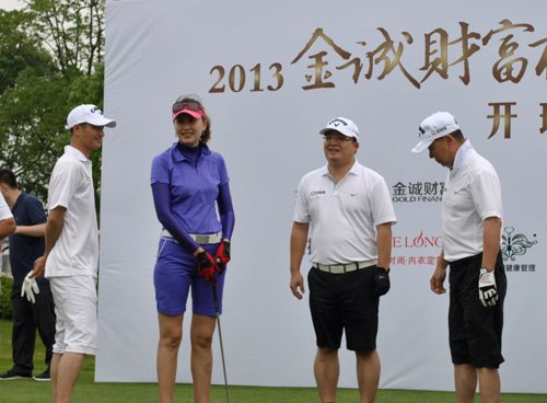 伴娘再曝周杰伦婚礼花絮照  昆凌礼服复古-m6最新官网